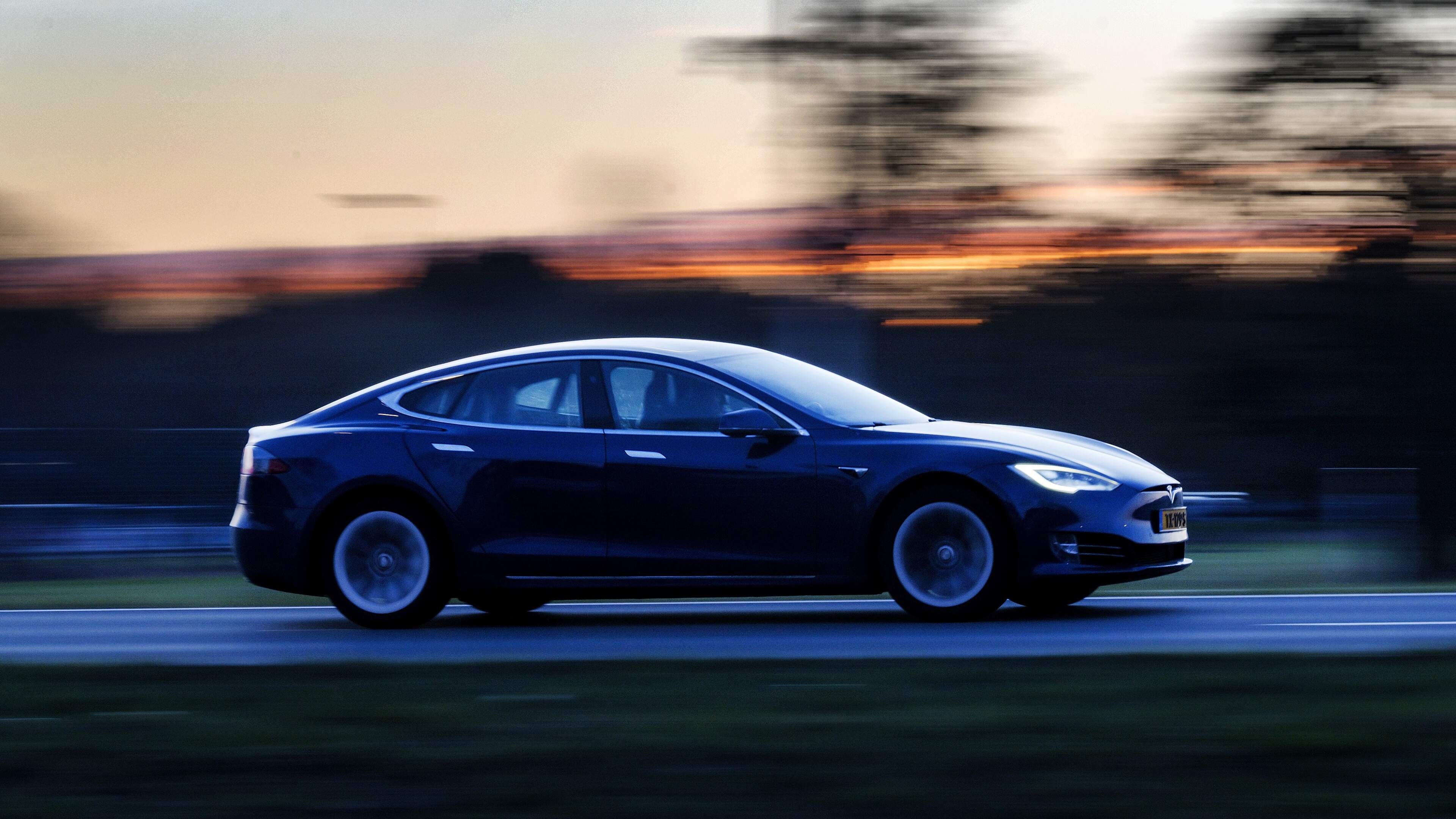 Groen licht voor Tesla: geavanceerd rijhulpsysteem toegelaten op openbare weg in Nederland